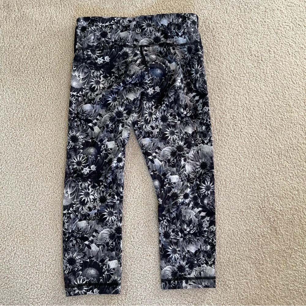 Lululemon size 6 cropped leggings, flower print